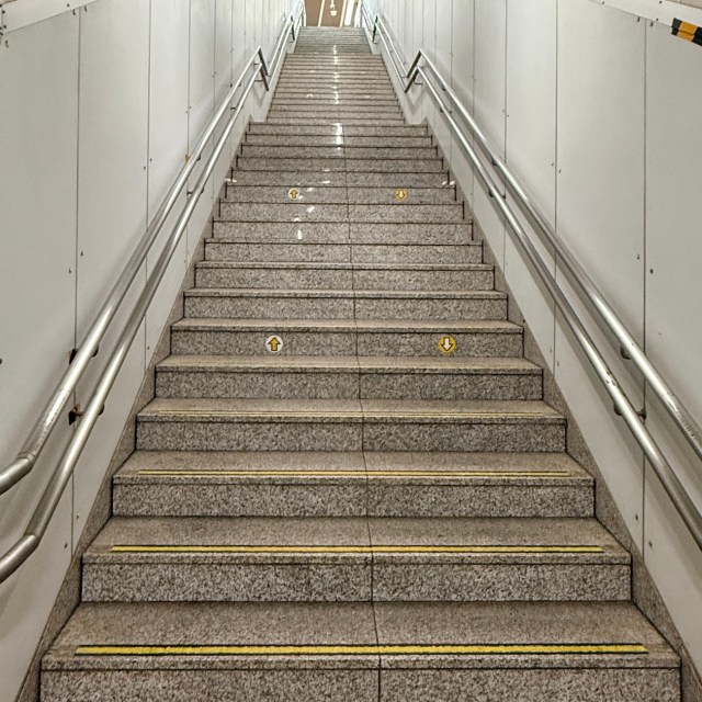 【皆引き返す】東京駅の階段で見かけた注意書きが恐ろしすぎた / 階段の先は中央線（1・2番）ホーム