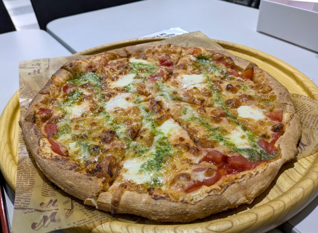 直径30センチの焼きたてピザが390円！「ロピア」のイートインで調子に乗って頼み過ぎて、軽く絶望した……
