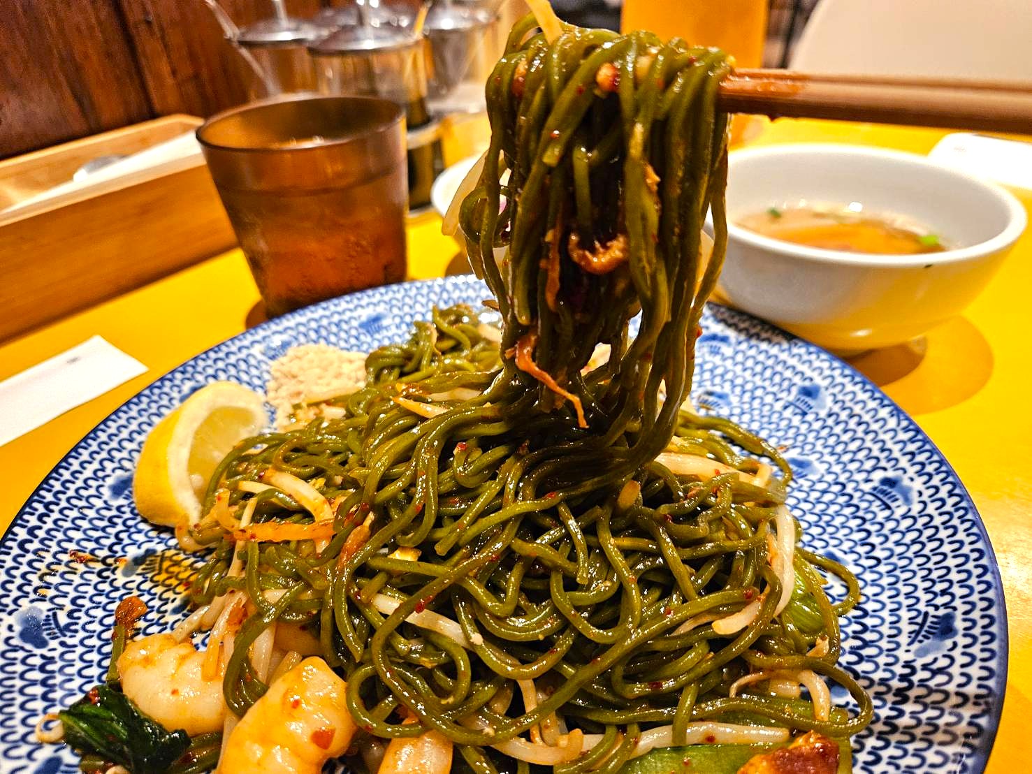 茶そば？】大崎のタイ料理店で緑色すぎる『謎の麺料理』を発見 → 暑い