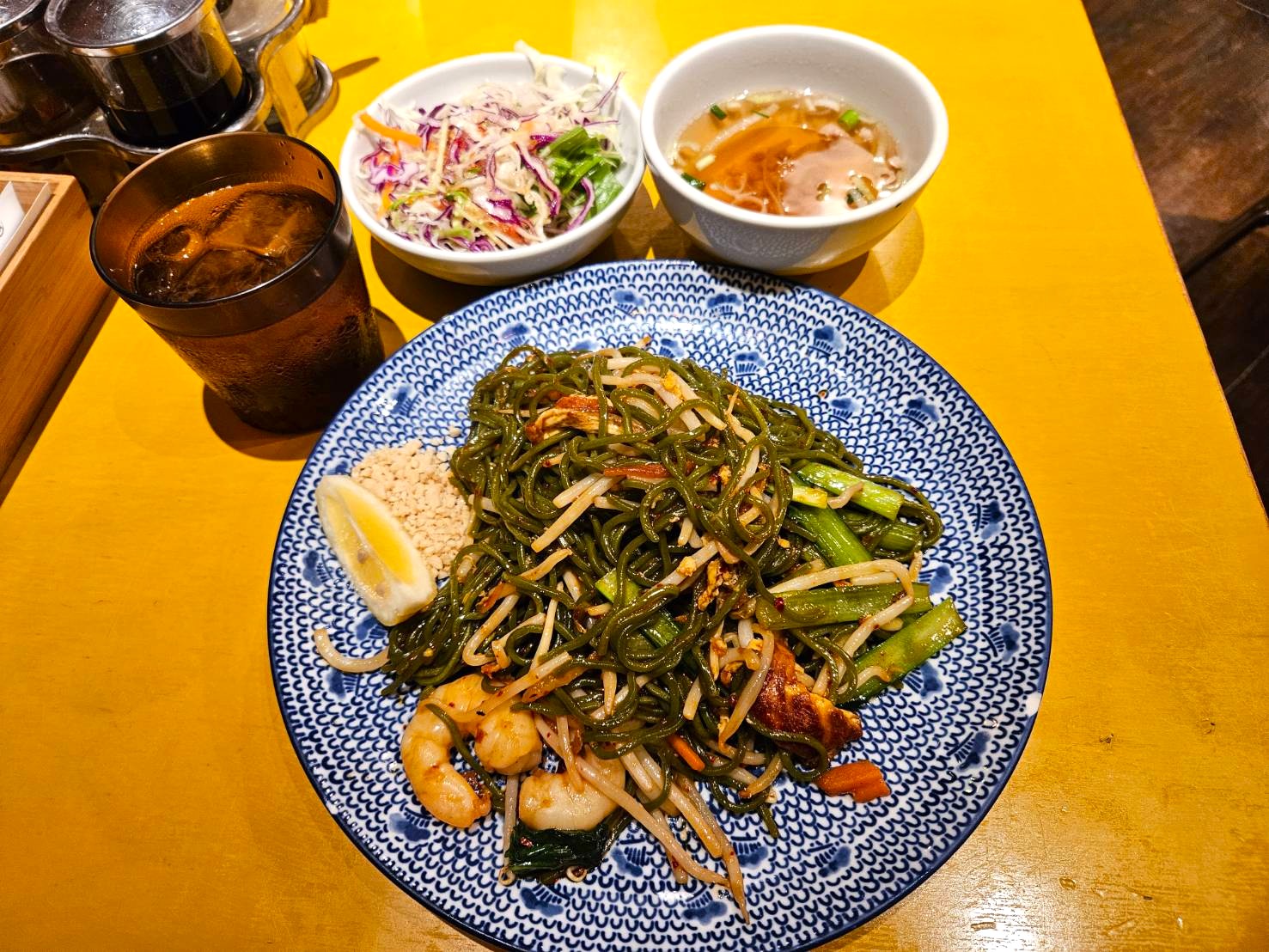 茶そば？】大崎のタイ料理店で緑色すぎる『謎の麺料理』を発見 → 暑い