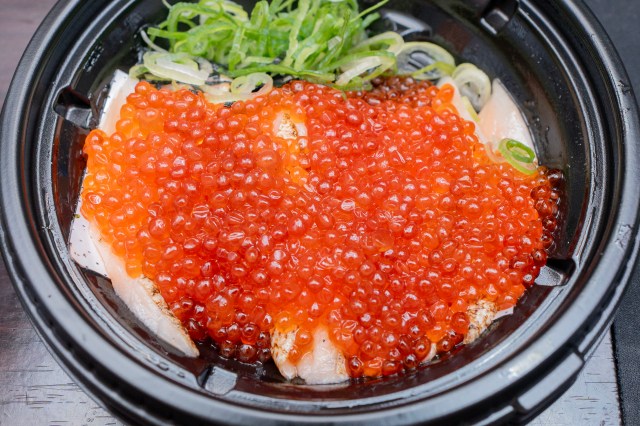 松屋 店舗限定「サーモンいくら丼」を食べてみた → 前回から進化している!! ちょうどいい塩加減と配慮されたワサビ