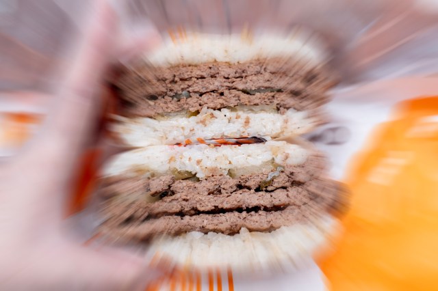 IQ3くらいに見えて、ライスバーガー史上、最もシンプルな正解かもしれない / バーガーキングの「ピックルボールバーガー」は超伝統的