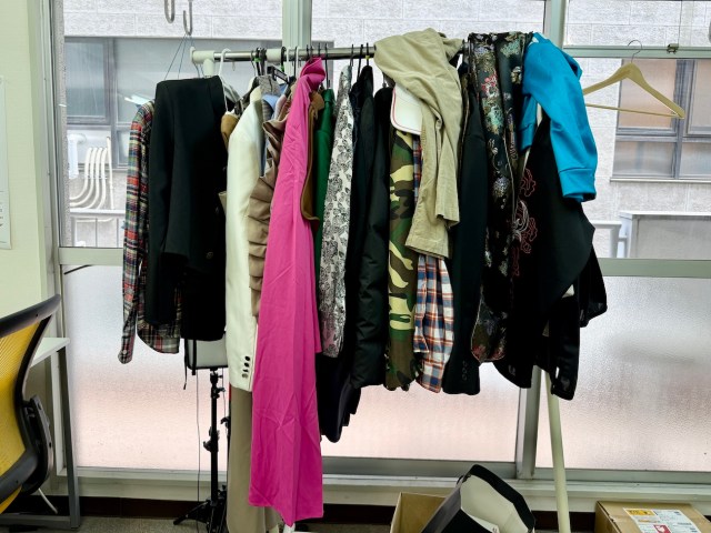 編集部のごちゃごちゃしている服をAmazonベーシックのハンガー30本組で整理したらキレかけた / レビュー数17万件以上で評価4.2の大ヒット商品