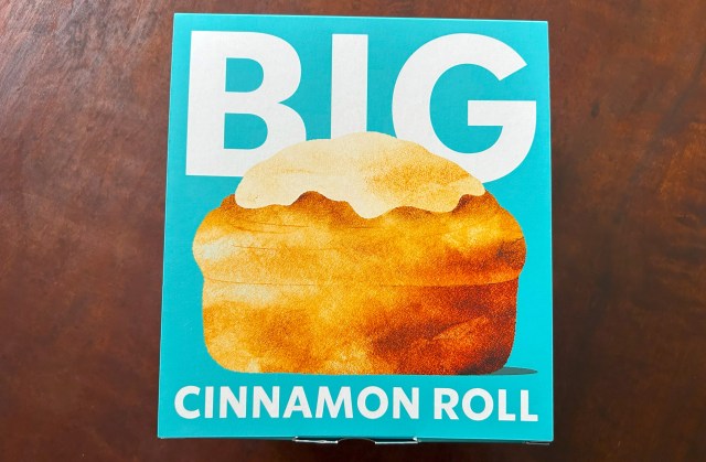 【デカ過ぎんだろ】スタバの『BIGシナモンロール』を食べてみた！ 通常より重さ約7倍、大きさ約2倍