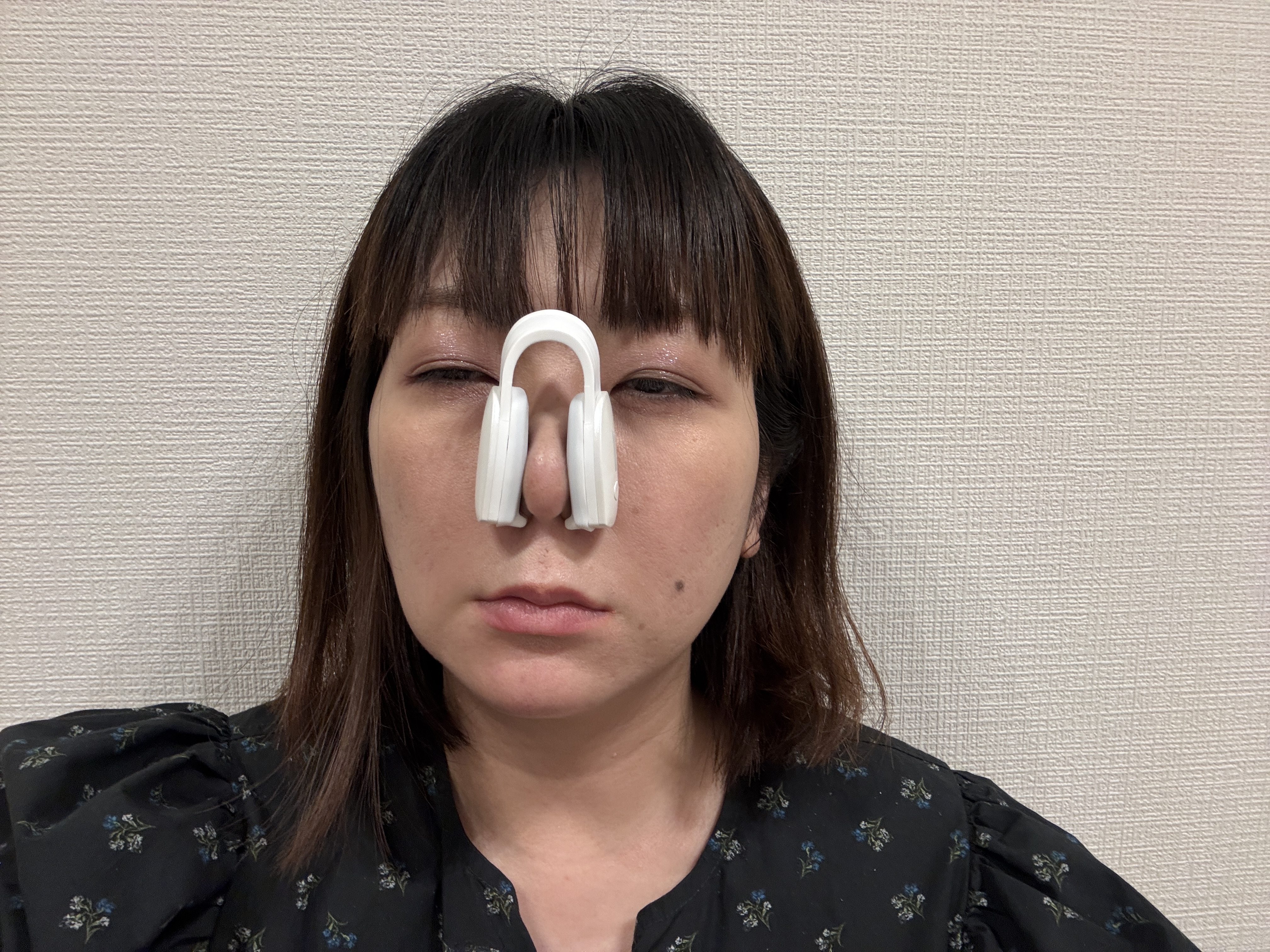 ガチレビュー】10分で鼻が小さくなるってマジ!? 鼻専用のEMS美顔器