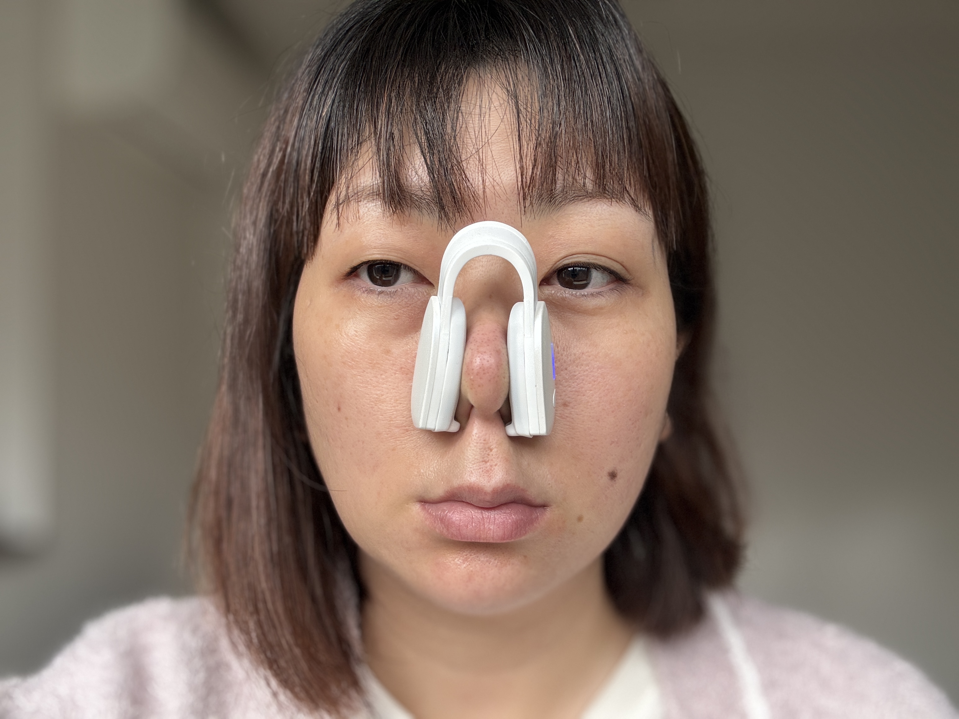 ガチレビュー】10分で鼻が小さくなるってマジ!? 鼻専用のEMS美顔器