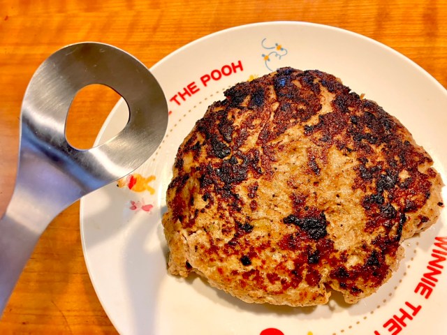 自作でガリバーバーグ超えに挑戦！ Amazonで売ってた「ハンバーグのたねを捏ねる用の調理器具」を使って、580gのハンバーグを作ってみた！