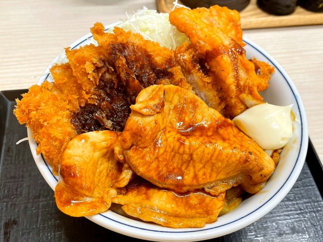【豚ケルベロス】かつや、3種の豚料理を同時に召喚した「豚DX丼」を新発売！ とんかつ・豚焼肉・豚から揚げが一堂に集結!!