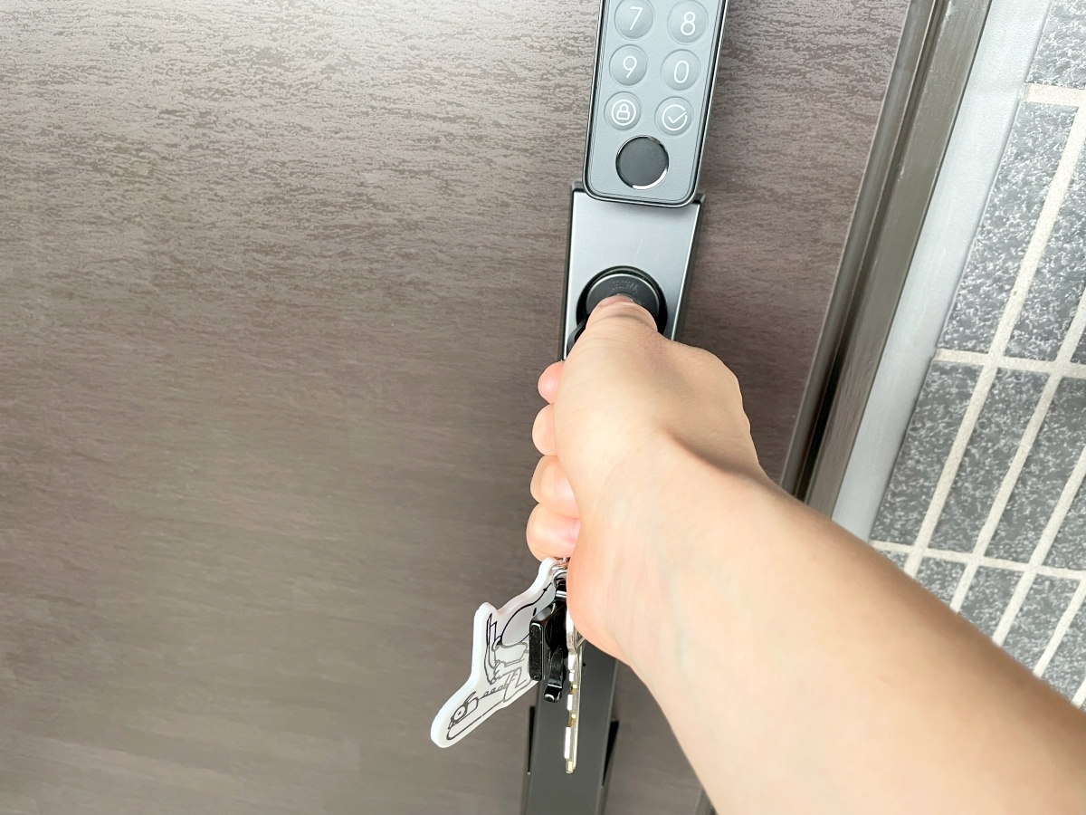 Amazon検証】鍵が2つの玄関ドアに、人気のSwitchBot「スマートロック