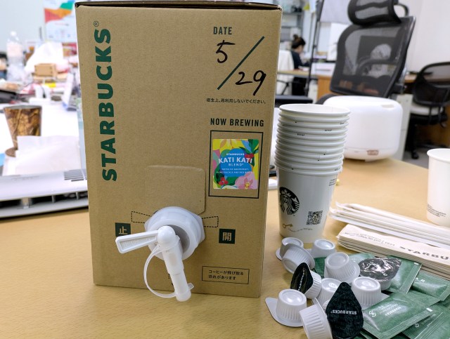 スタバの返却不要のポットサービス「コーヒートラベラー」が便利! → みんなにコーヒー飲ませようとしたら、社内が微妙な空気になった スタバの返却不要のポットサービス「コーヒートラベラー」が便利! → みんなにコーヒー飲ませようとしたら、社内が微妙な空気になった