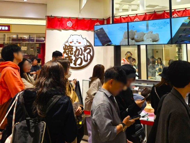 ちいかわスイーツを買いに行ったら、エグい行列で購入断念 → 代わりに向かいのお店に入った結果…大勝利！