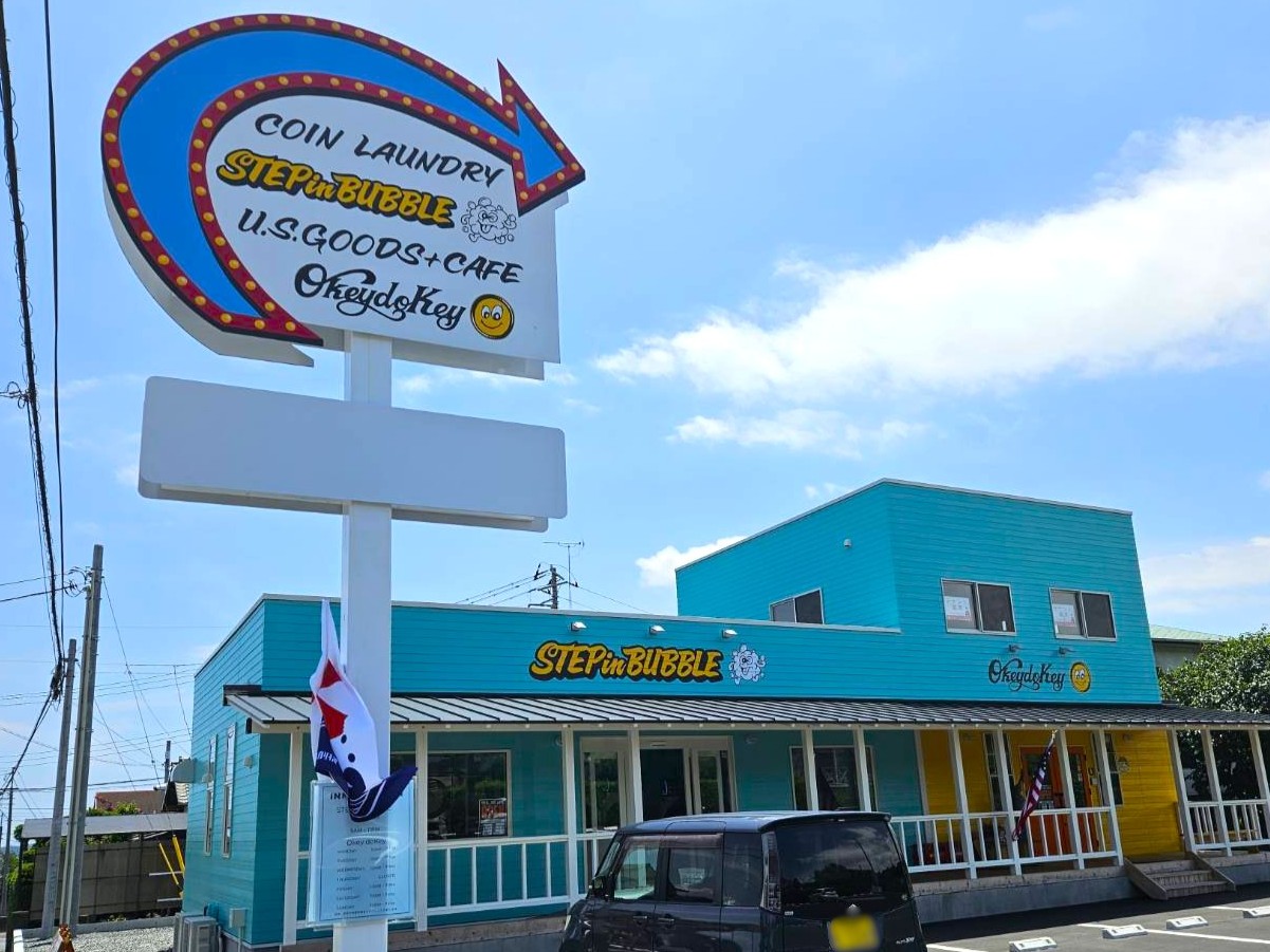 静岡で見つけた『謎のアメリカンな建物』に潜入 → 楽しすぎる「エンタメ型コインランドリー」だった | ロケットニュース24