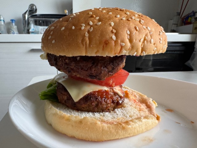 【え!?】激安惣菜でおなじみロピアで「1000円超えのオシャレ・チーズバーガーセット」売ってるんスけど … 何かあった？ 恋でもしてるの？