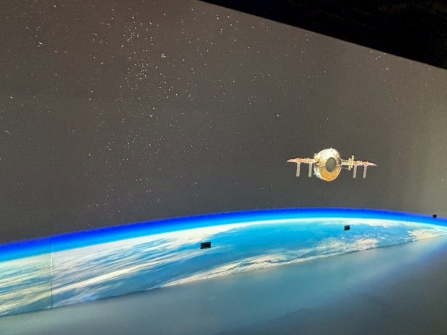 【無料】ポークビッツを食べすぎた午後、新橋から銀座を歩いたら東京上空と宇宙に行けた気になった / 三菱電機「METoA Ginza」