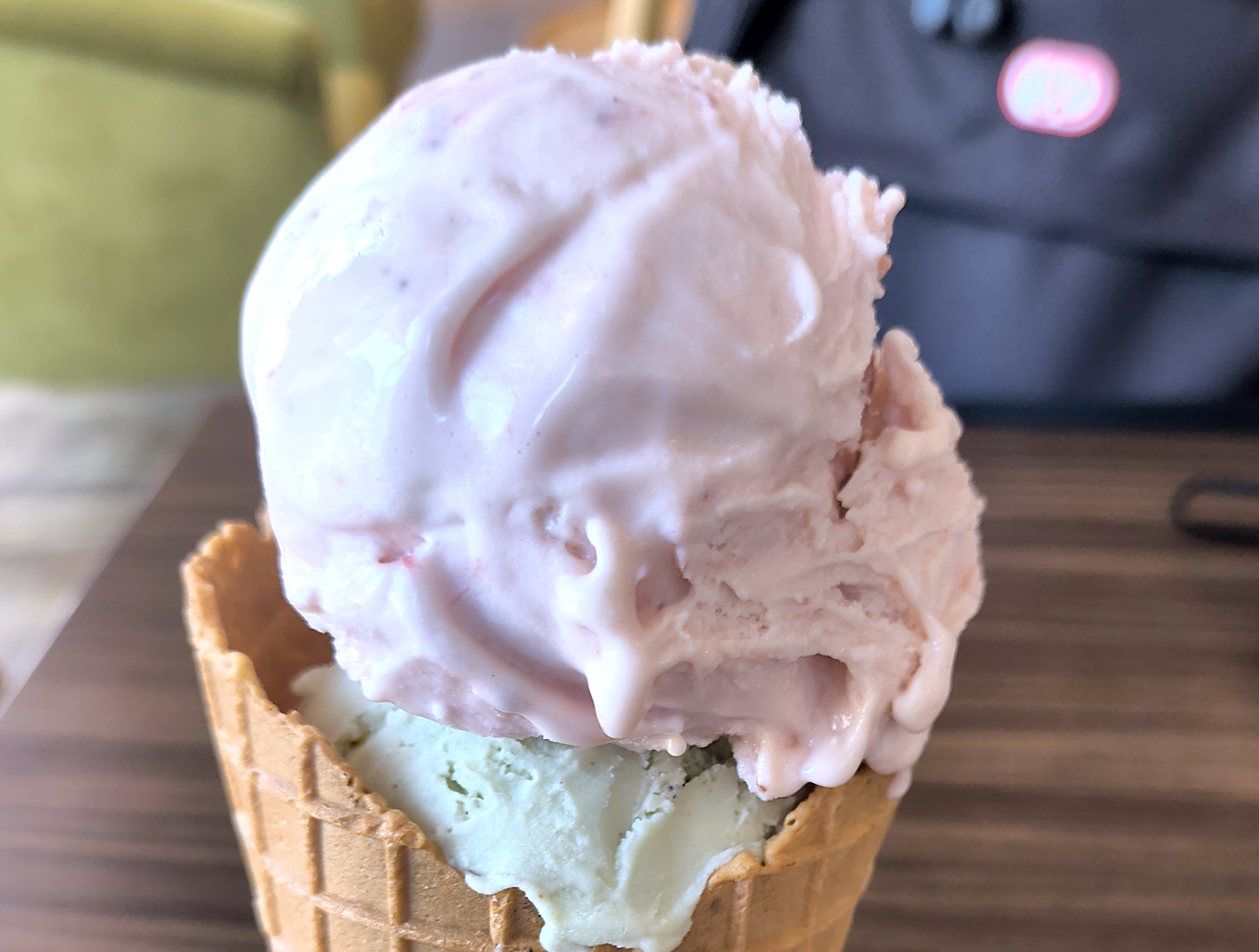 どれを食べるか試食で選ぶアイスクリーム屋さん「クレマホップ」が