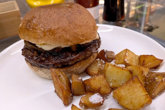 【酒のサブスク】新宿のド真ん中にオープンしたのに昼は客が少ない!? 完全に穴場なフードホール「リダイン」 【酒のサブスク】新宿のド真ん中にオープンしたのに昼は客が少ない!? 完全に穴場なフードホール「リダイン」