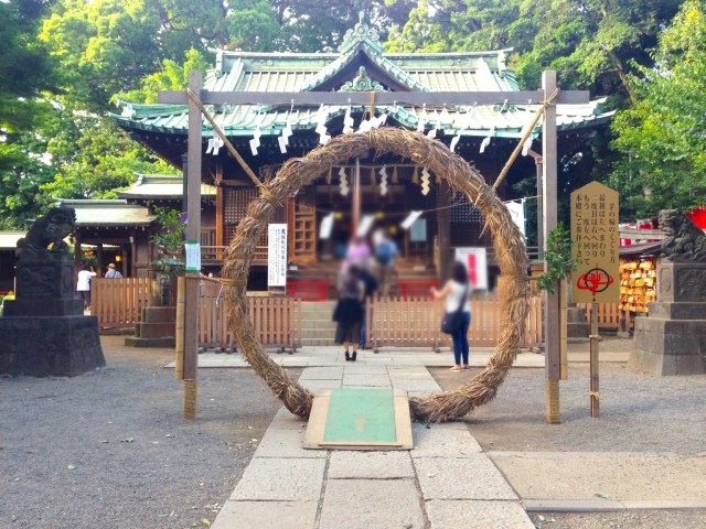 おーい、神社に今日「巨大な輪っか」が置いてたら絶対くぐるべし！ 夏越の祓で「茅の輪くぐり」ができるぞ