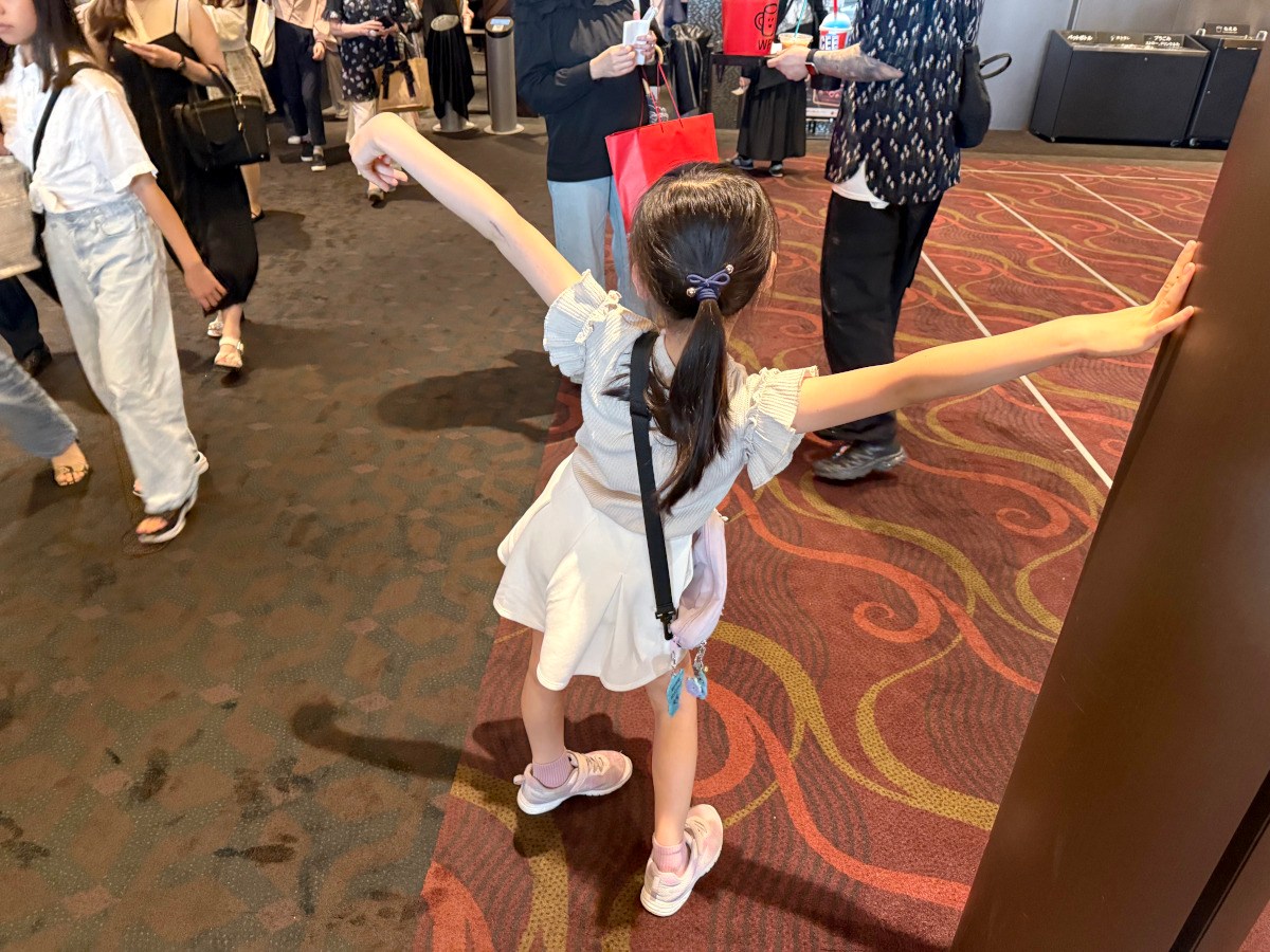 【ブチギレ】8歳の娘と実写版『リロ＆スティッチ』を観たら父はイライラMAX！ 娘は半ギレからの…… | ロケットニュース24