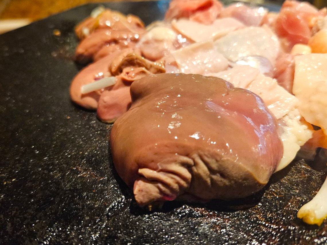 溶岩チキン？】本厚木でみつけた「地鶏の食べ放題」がコスパ抜群で最高