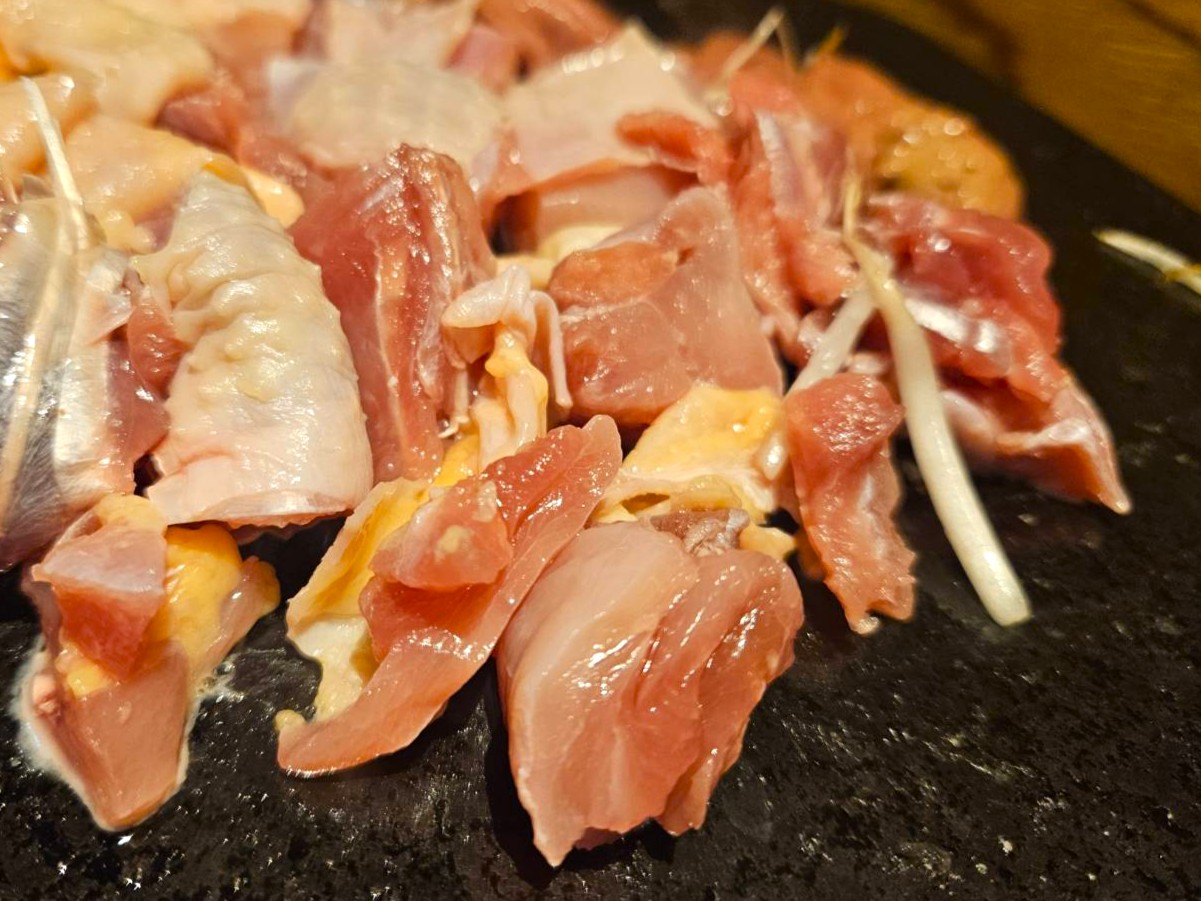溶岩チキン？】本厚木でみつけた「地鶏の食べ放題」がコスパ抜群で最高