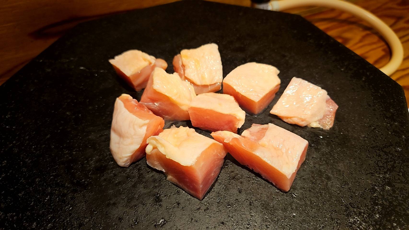 溶岩チキン？】本厚木でみつけた「地鶏の食べ放題」がコスパ抜群で最高