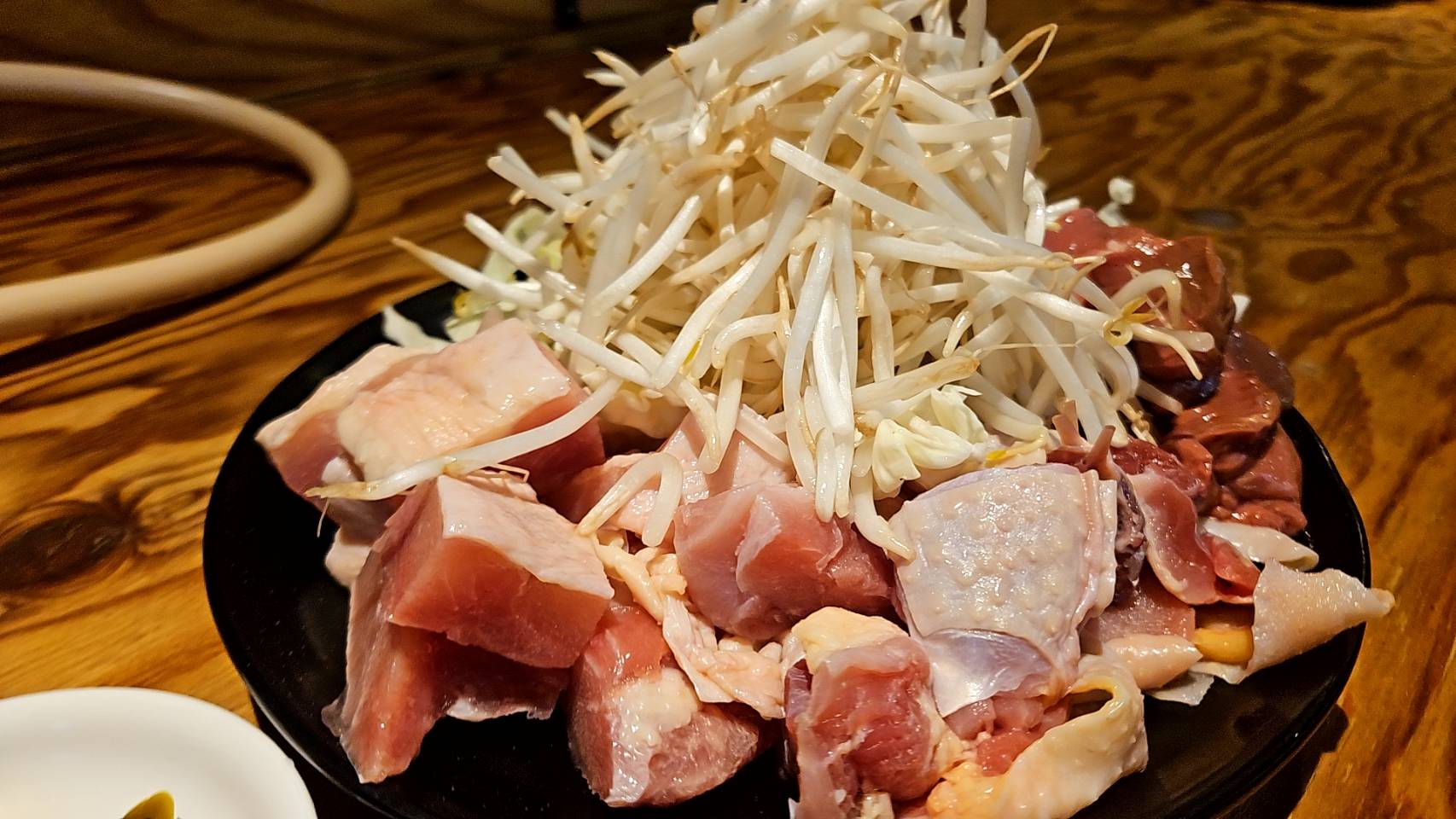 溶岩チキン？】本厚木でみつけた「地鶏の食べ放題」がコスパ抜群で最高