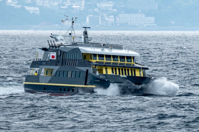 富士急行の新型船「金波銀波（きんぱぎんぱ）」に乗ってきたぞ！ ファミリー層への配慮が手厚いデザイン