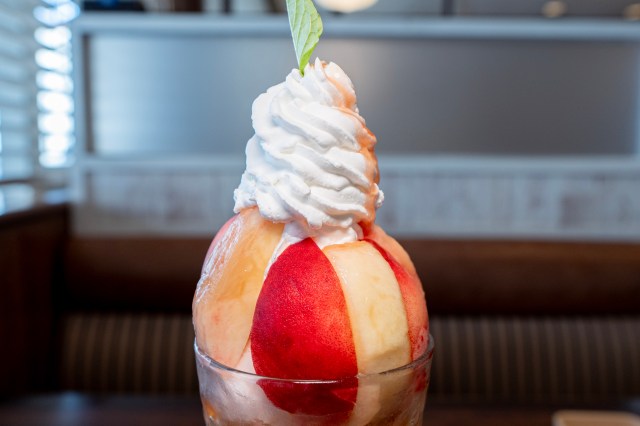 ジョナサンの桃パフェがハッピーすぎる！ 最強だろ、桃が丸ごと1個乗ってるんだぞ…!!