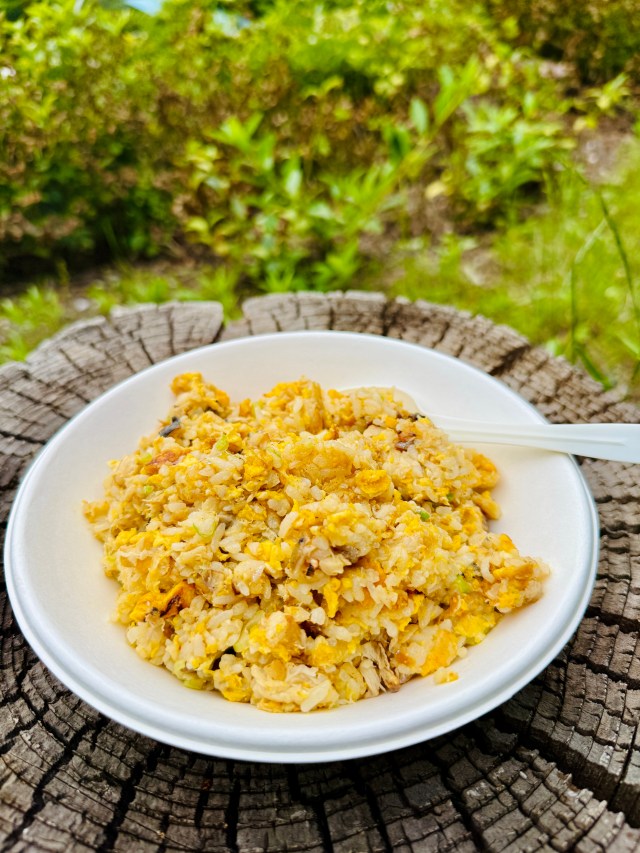 サバすげえ！【コンビニ商品だけでチャーハンを作ってみる第3回】ファミマ「さばの塩焼き炒飯」が予想外に絶品