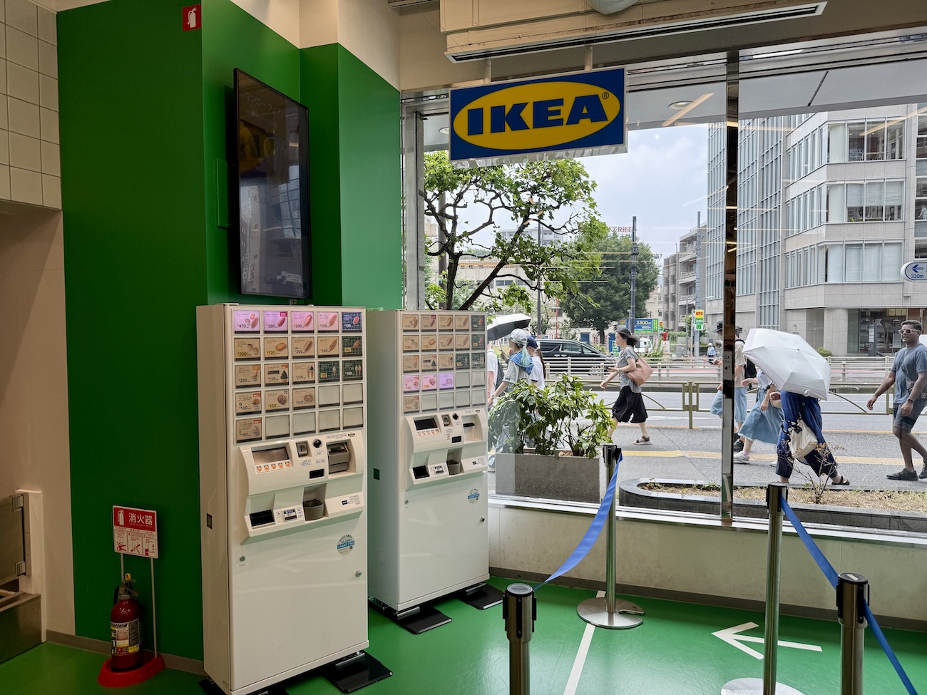 暑すぎたのでIKEAに避難 → 激安ソフトクリーム（150円）と激安Tシャツ