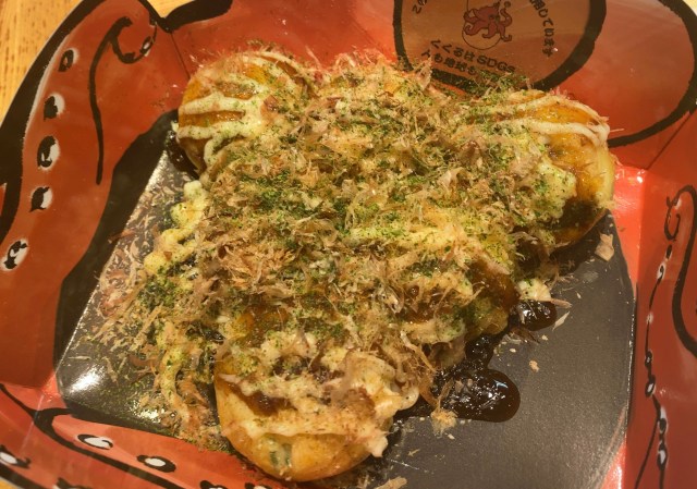 これが本場・大阪のたこ焼か…! 人生で初めて「たこ家道頓堀くくる」を食べたら想像以上のものだった これが本場・大阪のたこ焼か…! 人生で初めて「たこ家道頓堀くくる」を食べたら想像以上のものだった