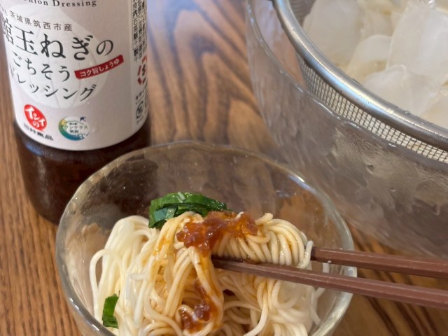 【催眠術級の甘さ】石井食品の新作「館玉ねぎドレッシング」を食べてみたら、それ以上に気になることがあった