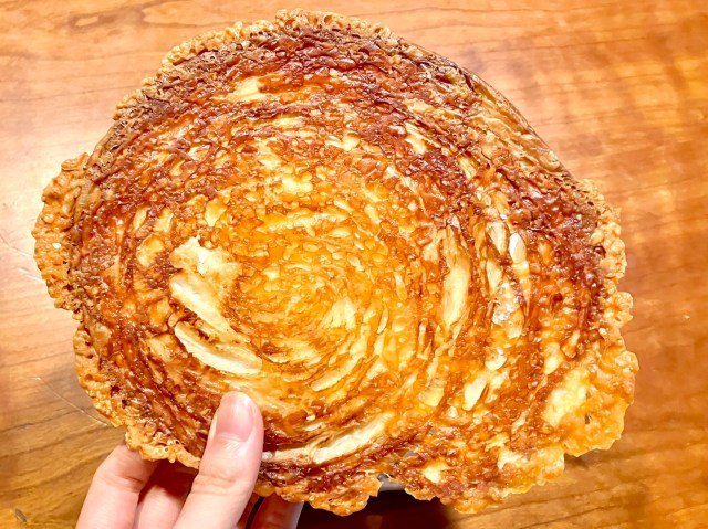 長岡花火をイメージしたパイに新作「バリバリ尺玉パイ」が登場 / 昨年食べた「正三尺玉パイ」と明確な違いが…! 長岡花火をイメージしたパイに新作「バリバリ尺玉パイ」が登場 / 昨年食べた「正三尺玉パイ」と明確な違いが…!