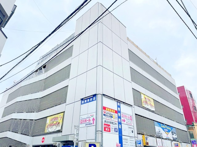 東京・立川駅前の「立体駐車場」で怪しげなビアガーデンを発見 → 90分食べ飲み放題が2000円台でビビった話