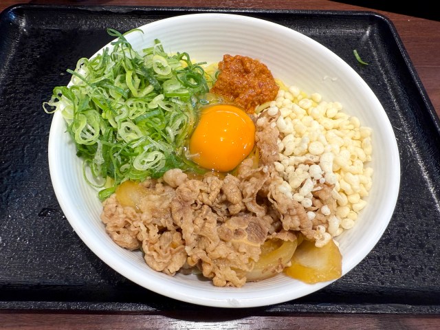 【む？】吉野家初の麺類『牛玉スタミナまぜそば』を食べてみたらギャップがすごかった