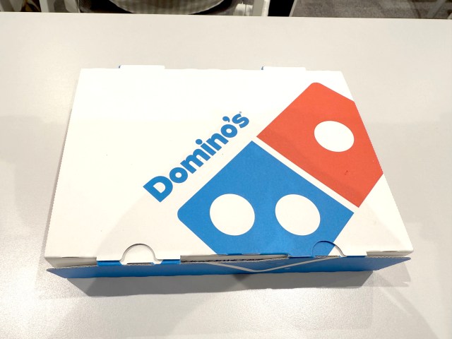 【えっ】ドミノピザの新商品『クリスピッツァバーガー』を食べに行ったら全然バーガーじゃなかったでござる