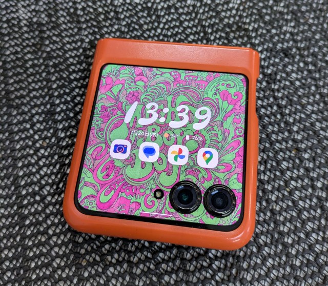 2つ折りのAndroidスマホを使い始めて約5カ月、ついに恐れていたことが起きてしまった…… 2つ折りのAndroidスマホを使い始めて約5カ月、ついに恐れていたことが起きてしまった……