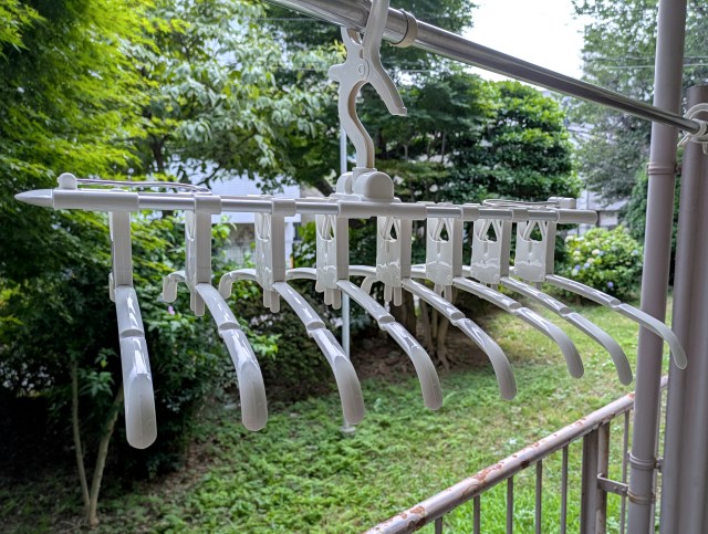 ゲリラ豪雨でも速やかに取り込み！ スリコの「一気に取り込める8連ハンガー」は今時季の洗濯の強い味方だ