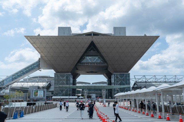 【C106】グループ初のコミケ参戦 JR西日本、助かる消臭ブース、豪華な一迅社、そして最強に楽しいコスプレ