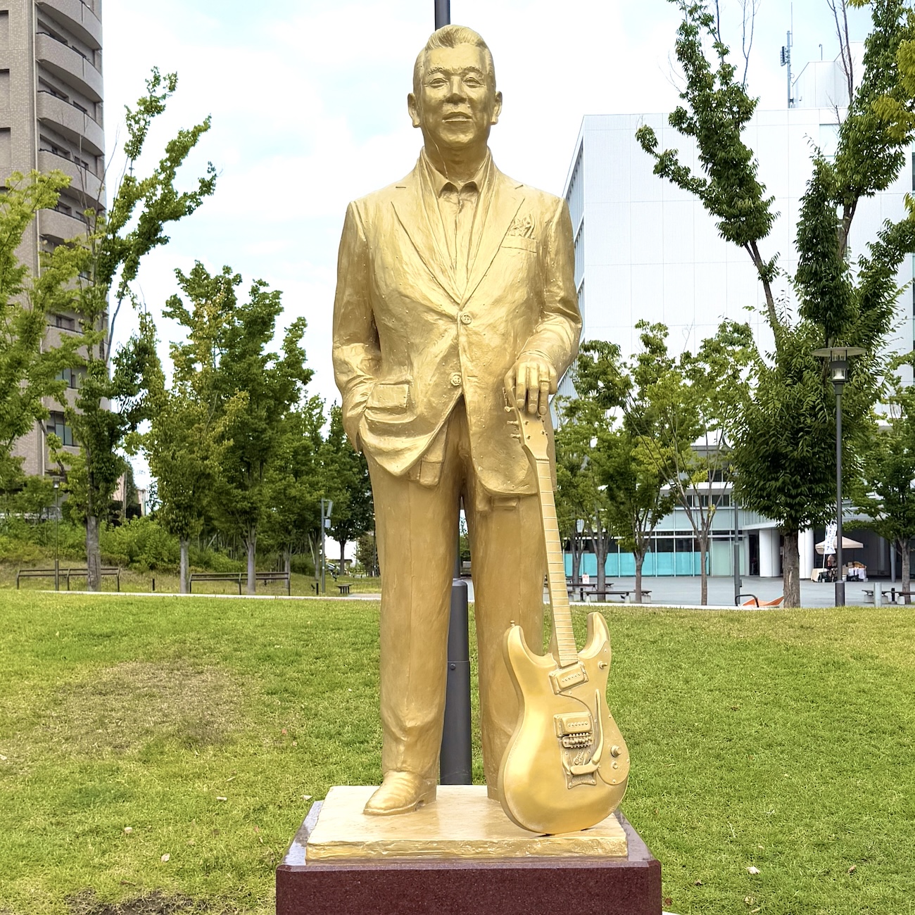 幸せだなぁ】茅ヶ崎でゴールドに輝く銅像を発見 → 永遠の若大将・加山