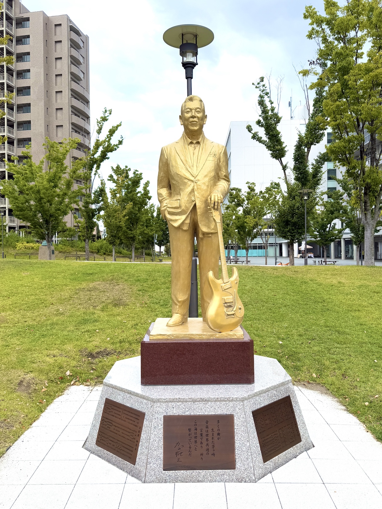 幸せだなぁ】茅ヶ崎でゴールドに輝く銅像を発見 → 永遠の若大将・加山