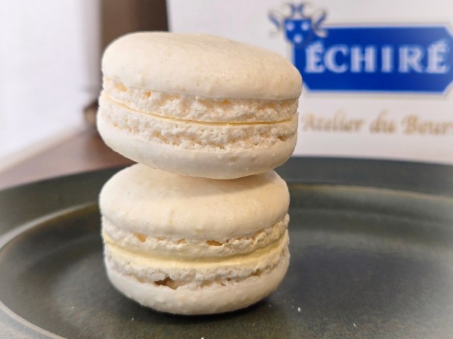 黒トリュフ入りマカロン!? エシレ麻布台に登場した店舗限定スイーツがオシャレすぎて常軌を逸していた