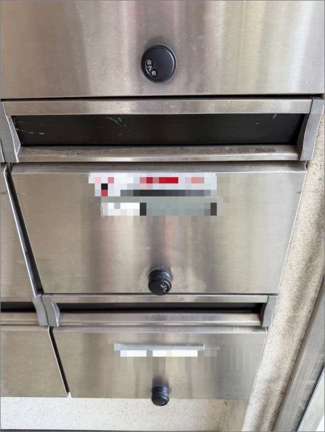 【日常の謎】どうやったの？ 「物理的に郵便受けの入り口に入らない荷物」がピッタピタに入っていた