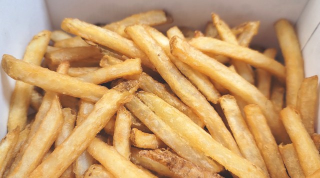 ローソンが「揚げたてフライドポテト配達サービス」を始めたのでダラダラ食べようとしたら、それどころではなくなった