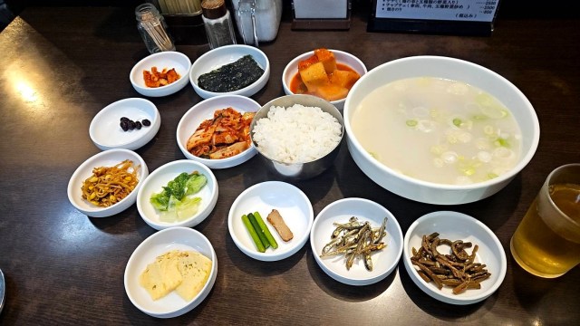 赤坂の名店で濃厚牛骨スープ「ソルロンタン」を注文したらエグイ量の絶品小鉢が付いてきた！ しかもこれ……