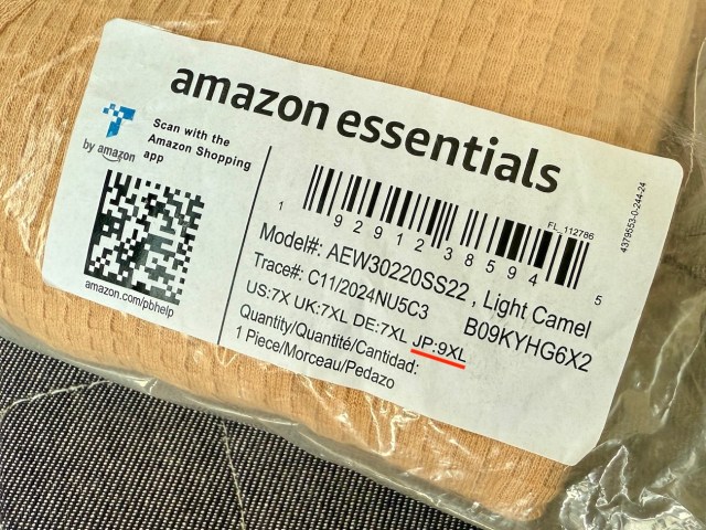 【衝撃】Amazonエッセンシャル「9XLサイズのバスローブ」を実際に着てみた / 想像以上の迫力に笑った