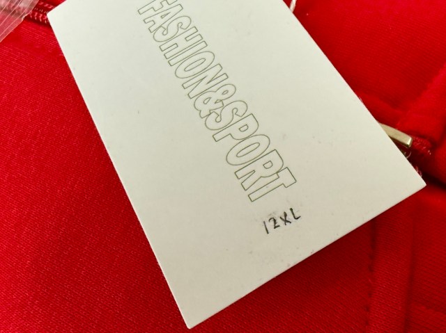 【力士の私服かよ】Amazonで買った「12XLサイズのパーカー」がデカ過ぎて飲み込まれた