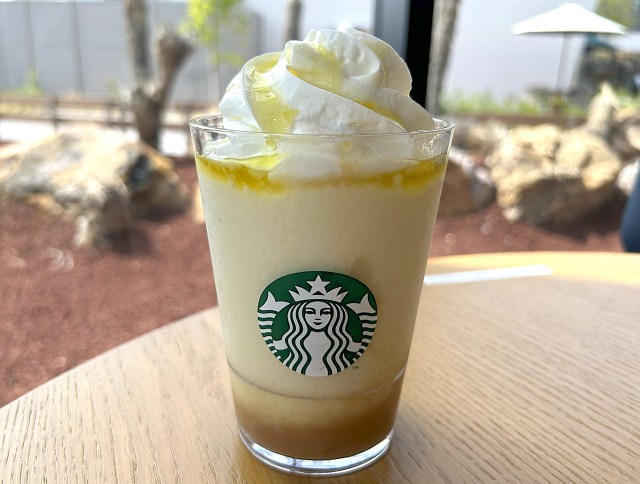 スタバの新作「洋なし生キャラメルフラペチーノ」が爽やか甘くて最強！ シャキシャキ食感が最高!!