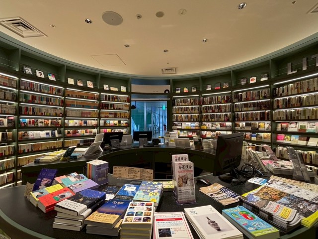 【極楽】虎ノ門ヒルズ「magmabooks（マグマブックス）」で異世界読書してきた / 1時間1800円の有料ラウンジも！