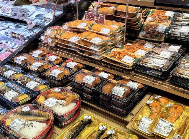 【思わず二度見】スーパー『ベルク』のマドレーヌの売り方が独特すぎて、本気で「いなり寿司」と見間違えた！